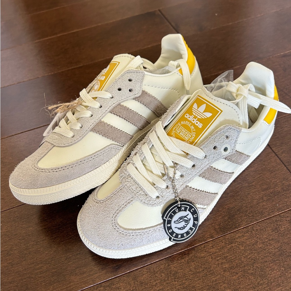 NEW Adidas Sneakers - gate